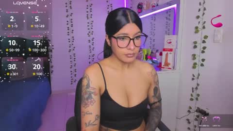 Snapshot of nikibryce_ chatting on 05/30/26, 05:43 Niki online show from 05/30/26, 05:43