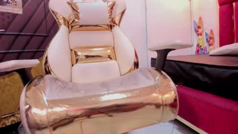 Snapshot of nikiita_babyx chatting on 02/19/25, 10:20 Abril online show from 02/19/25, 10:20