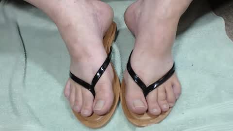 Snapshot of nikisissyfeet chatting on 05/17/26, 01:25 nikisissyfeet online show from 05/17/26, 01:25