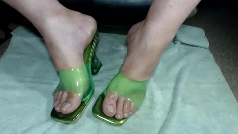 Snapshot of nikisissyfeet chatting on 06/06/26, 03:33 nikisissyfeet online show from 06/06/26, 03:33