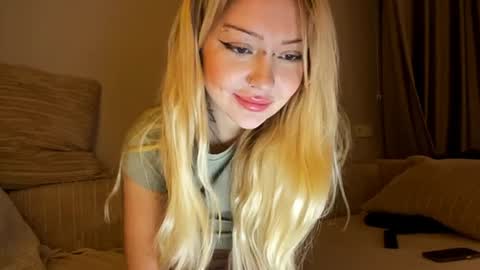 Snapshot of nikki_whatever chatting on 12/17/24, 07:37 nicolette online show from 12/17/24, 07:37