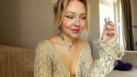 Snapshot of nikki_whatever chatting on 12/21/24, 10:06 nicolette online show from 12/21/24, 10:06