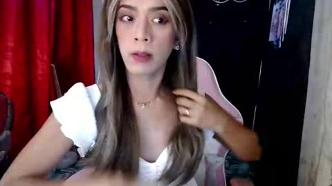 Snapshot of nikkie_dragon chatting on 01/25/25, 11:32 nikkie online show from 01/25/25, 11:32