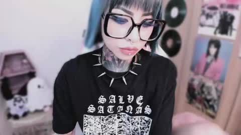 Nikki Ramone   online show from 04/24/26, 11:01