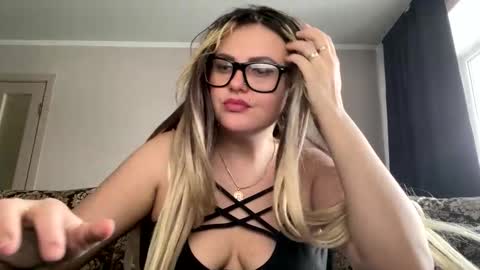 Snapshot of niko_peach chatting on 12/02/24, 06:09 Nika online show from 12/02/24, 06:09