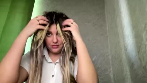 Snapshot of niko_peach chatting on 12/10/24, 07:16 Nika online show from 12/10/24, 07:16