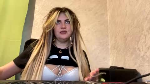 Snapshot of niko_peach chatting on 12/12/24, 10:13 Nika online show from 12/12/24, 10:13