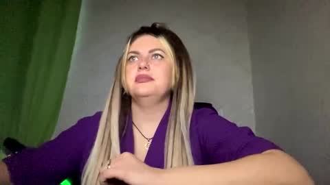 Snapshot of niko_peach chatting on 12/13/24, 02:21 Nika online show from 12/13/24, 02:21