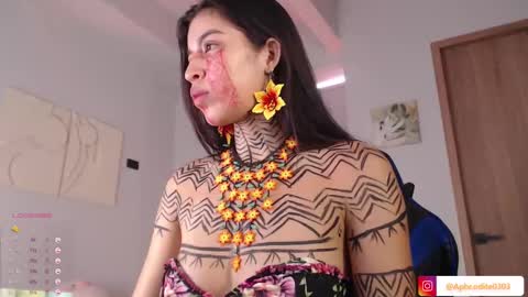 Snapshot of nikol_je chatting on 01/19/25, 02:06 Nicole cam online show from 01/19/25, 02:06