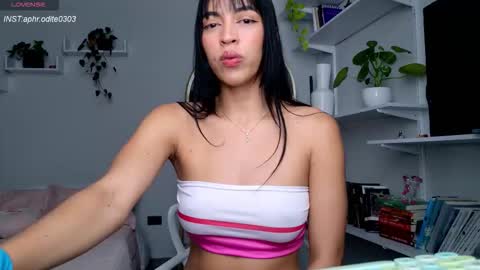 Snapshot of nikol_je chatting on 09/19/25, 08:53 Nicole cam online show from 09/19/25, 08:53