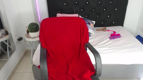 Snapshot of nikol_winick chatting on 01/25/25, 06:12 nikol_winick online show from 01/25/25, 06:12