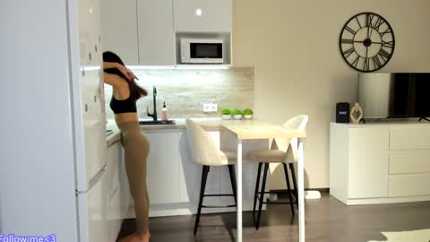 Bella online show from 12/31/24, 12:00