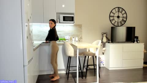 Bella online show from 01/22/25, 04:02