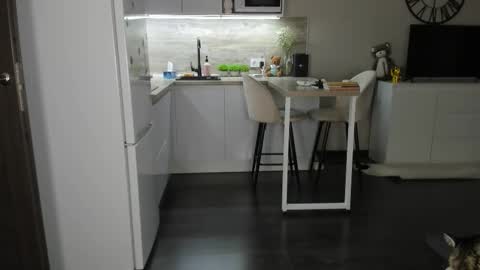 Bella online show from 11/06/25, 06:42