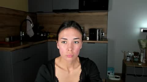 Snapshot of nilliluv chatting on 05/15/26, 09:55 Bella online show from 05/15/26, 09:55