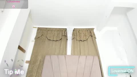 Snapshot of nina_keller_ chatting on 11/28/25, 11:18 nina_keller_ online show from 11/28/25, 11:18