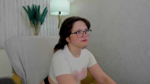 Snapshot of nina_lunaa chatting on 10/01/25, 01:44 nina lunaa online show from 10/01/25, 01:44