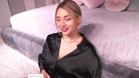 Snapshot of nina_mon chatting on 07/11/26, 02:25 Angie online show from 07/11/26, 02:25
