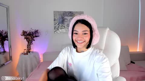 Snapshot of ninaa_sky chatting on 02/19/25, 12:33    online show from 02/19/25, 12:33