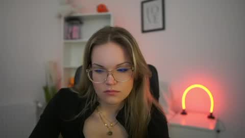 Snapshot of ninaviety chatting on 05/21/26, 07:59 NinaViety online show from 05/21/26, 07:59