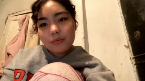 Snapshot of nitadecember chatting on 12/15/25, 10:41 Molly online show from 12/15/25, 10:41