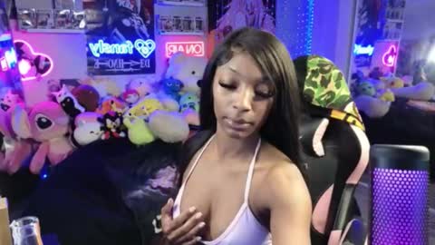 NIVIA WOLFE online show from 12/22/25, 02:30