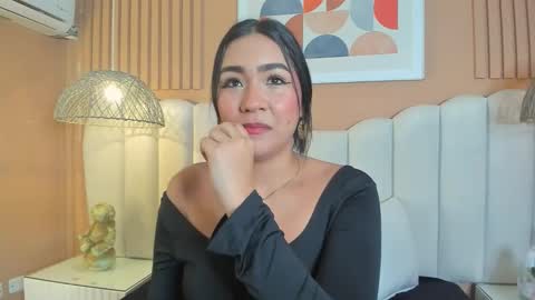 Snapshot of noa_moon chatting on 12/21/25, 02:08 Noa online show from 12/21/25, 02:08