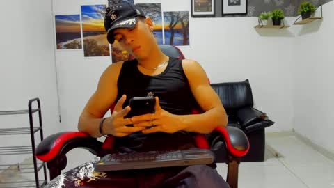 noah_flynn1 online show from 09/17/25, 04:03