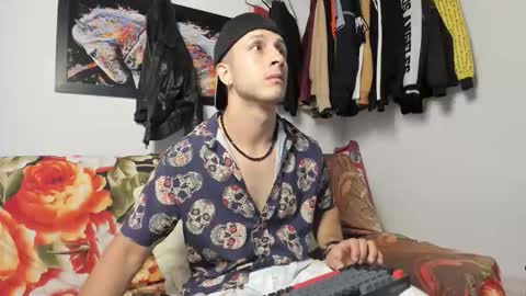 Snapshot of noah_happy07 chatting on 11/19/25, 08:42 Noah online show from 11/19/25, 08:42