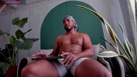 Snapshot of noah_jones__ chatting on 12/20/25, 04:58 Noah online show from 12/20/25, 04:58