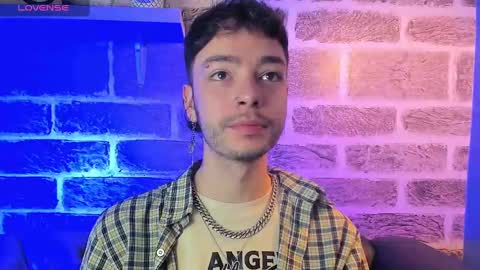 Snapshot of noah_ricci_ chatting on 09/25/25, 12:42 online show from 09/25/25, 12:42