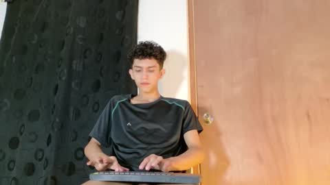 Snapshot of noah_tyler_ chatting on 09/15/25, 12:54 noah tyler online show from 09/15/25, 12:54