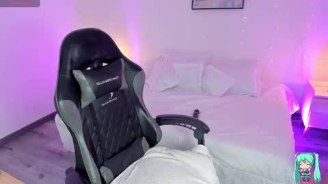 Snapshot of noahcryptic chatting on 09/08/25, 10:20 Noah online show from 09/08/25, 10:20