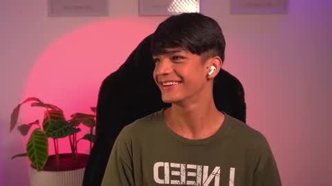 Snapshot of noahh_th03 chatting on 02/21/25, 01:44 Noah online show from 02/21/25, 01:44