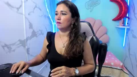 Snapshot of noelia_milfs chatting on 10/15/25, 02:44 noelia_milfs online show from 10/15/25, 02:44