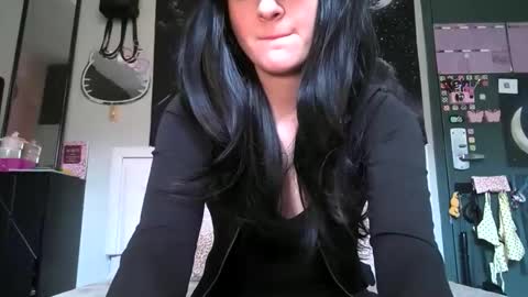 Snapshot of noelle1229 chatting on 05/05/26, 05:10 Noelle online show from 05/05/26, 05:10