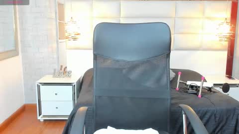 Snapshot of nohemi_louse chatting on 09/10/25, 10:10 Nohemi online show from 09/10/25, 10:10