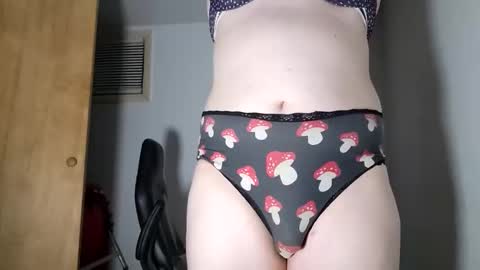 Snapshot of nonbinarybeauty20 chatting on 11/28/25, 01:08 nonbinarybeauty20 online show from 11/28/25, 01:08