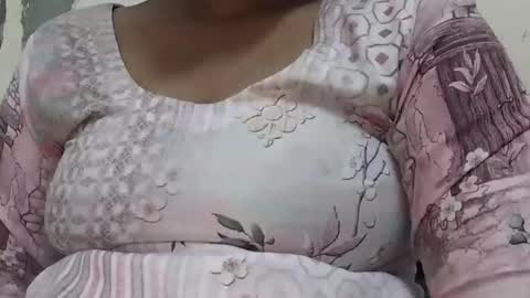 nora_roy246 online show from 11/03/25, 04:14