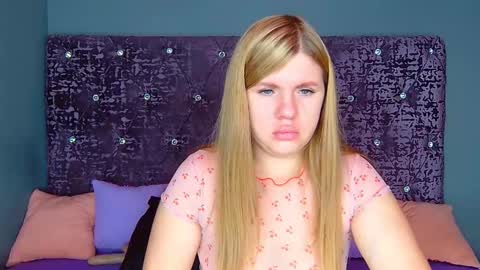 Snapshot of norabigas chatting on 11/10/25, 01:04 Nora online show from 11/10/25, 01:04