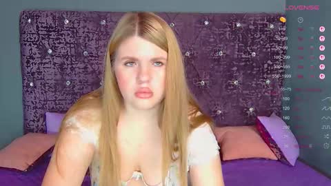 Snapshot of norabigas chatting on 11/22/25, 01:15 Nora online show from 11/22/25, 01:15