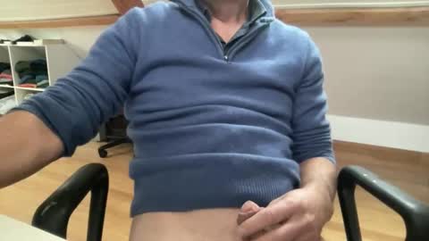 Snapshot of noux69 chatting on 10/15/25, 10:37 noux69 online show from 10/15/25, 10:37