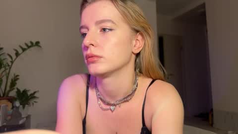nura_foxx online show from 12/18/25, 11:55