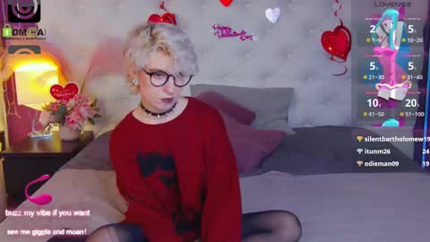 Snapshot of obedientt_ chatting on 02/11/25, 07:27 Moonlight online show from 02/11/25, 07:27