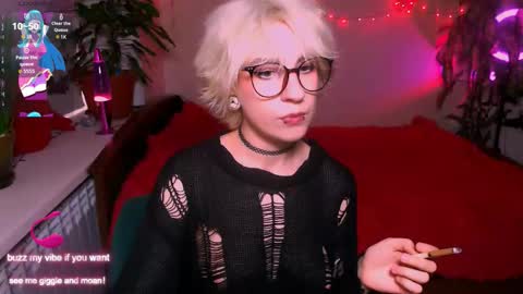 Snapshot of obedientt_ chatting on 09/19/25, 09:00 Moonlight online show from 09/19/25, 09:00