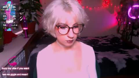 Snapshot of obedientt_ chatting on 09/22/25, 11:23 Moonlight online show from 09/22/25, 11:23