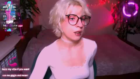 Snapshot of obedientt_ chatting on 10/01/25, 10:43 Moonlight online show from 10/01/25, 10:43