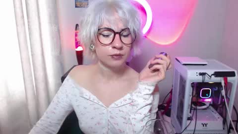 Snapshot of obedientt_ chatting on 10/05/25, 10:13 Moonlight online show from 10/05/25, 10:13