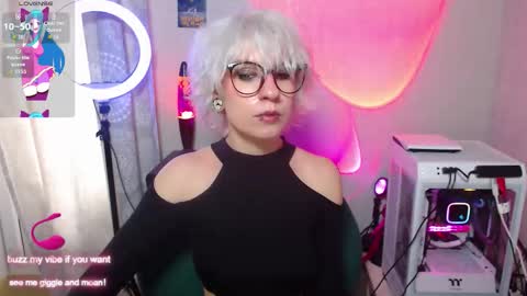 Snapshot of obedientt_ chatting on 10/06/25, 08:34 Moonlight online show from 10/06/25, 08:34