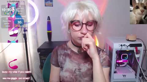 Snapshot of obedientt_ chatting on 10/11/25, 12:58 Moonlight online show from 10/11/25, 12:58